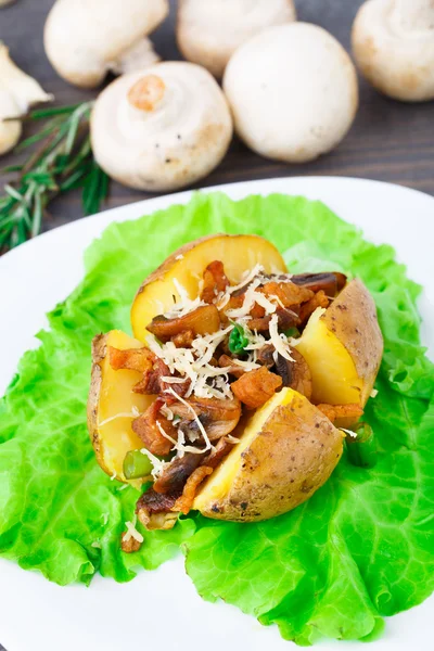 Pommes de terre cuites au four avec bacon et champignons — Photo