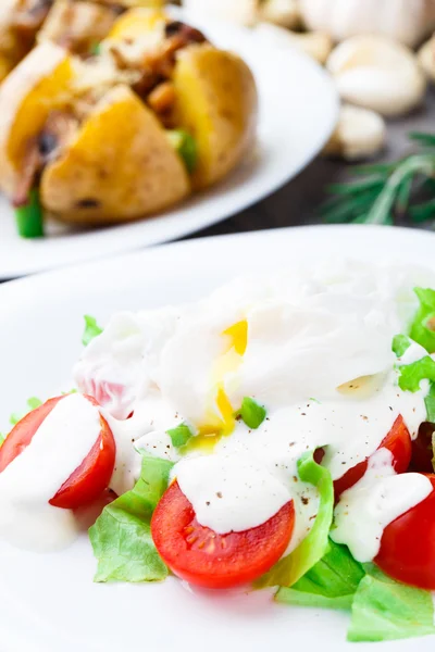 Vegetable salad with poached egg — Stock Photo, Image