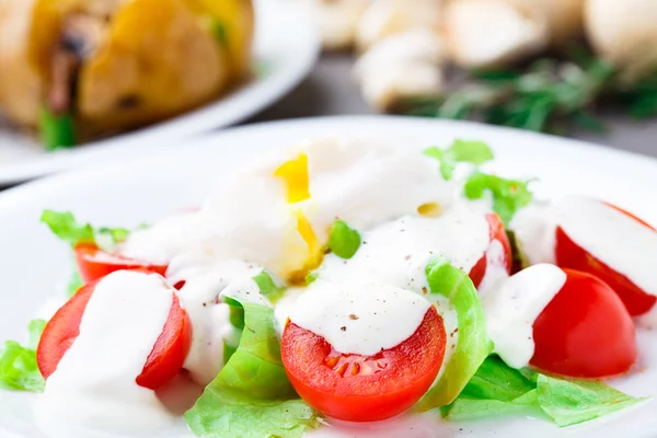 Vegetable salad with poached egg — Stock Photo, Image