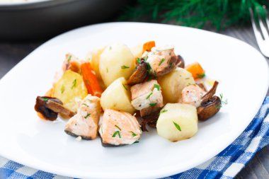 patates, mantar ve havuç pişmiş somon