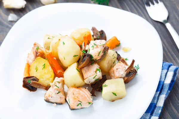 Salmone al forno con patate, funghi e carote — Foto Stock