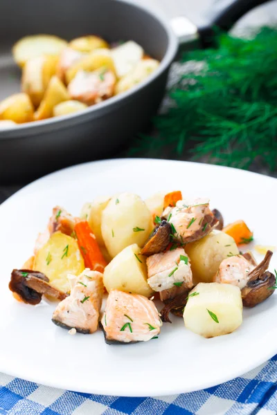 Salmón al horno con patata, champiñones y zanahoria —  Fotos de Stock