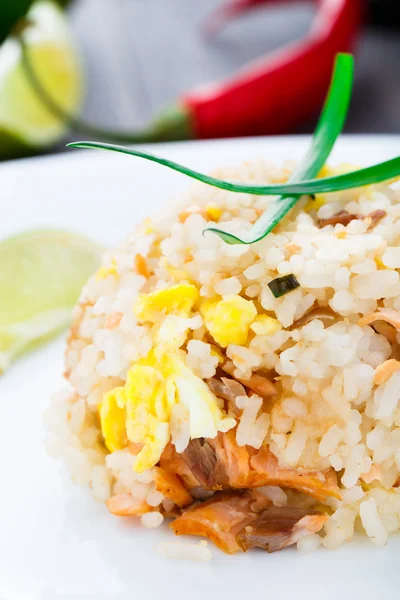 Zalm gebakken rijst — Stockfoto