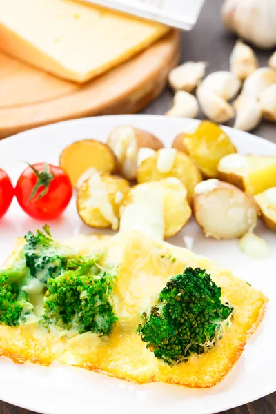 Gratin de brocoli au fromage et pommes de terre cuites au four — Photo