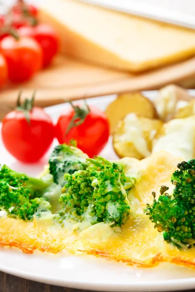 Brokuły zapiekane z serem i pieczone ziemniaki — Zdjęcie stockowe