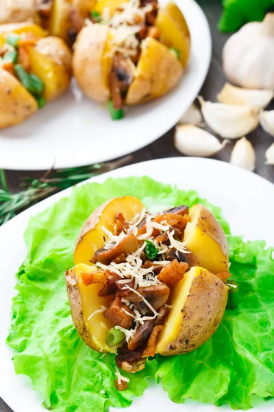 Gebakken aardappelen met spek en champignons — Stockfoto