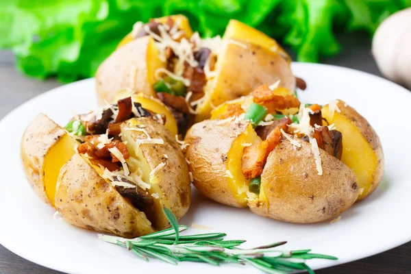 Batata assada com bacon e cogumelos — Fotografia de Stock