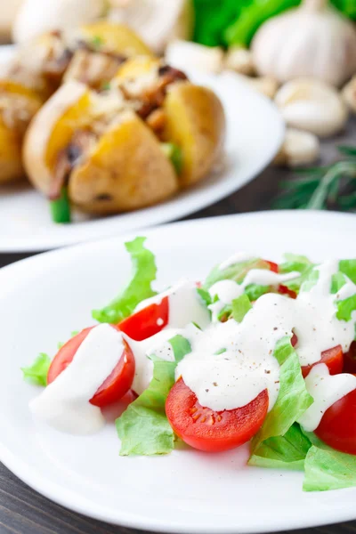 Tomato and lattuce salad — Stock Photo, Image