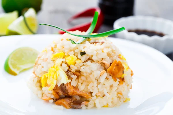 Łosoś smażony ryż — Zdjęcie stockowe