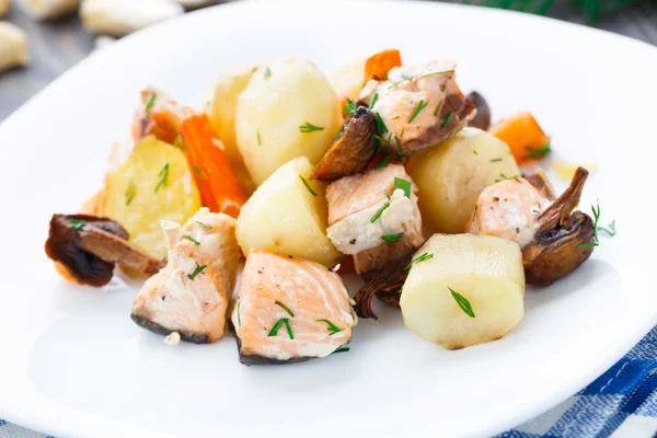 Salmone al forno con patate, funghi e carote — Foto Stock