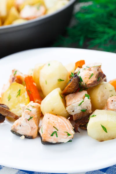 Salmão assado com batata, cogumelos e cenoura — Fotografia de Stock