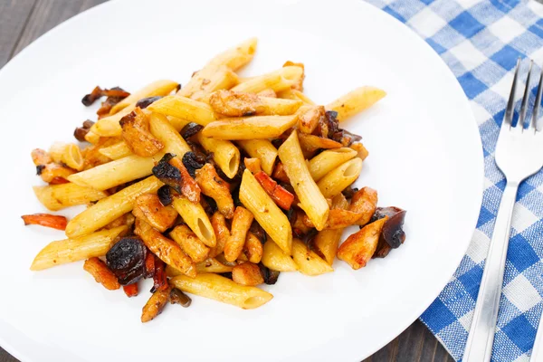 Pâtes au poulet et légumes — Photo