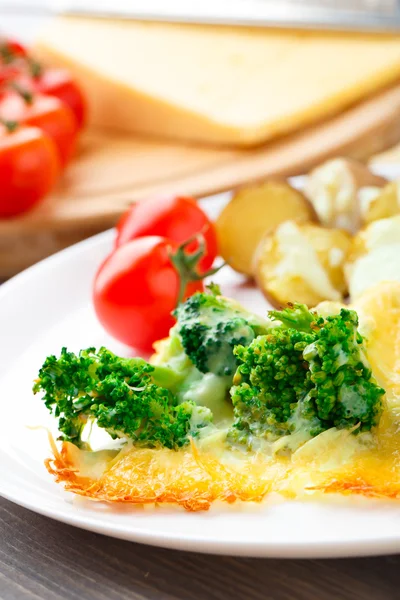 Broccoli gratin cu brânză și cartofi coapte — Fotografie, imagine de stoc