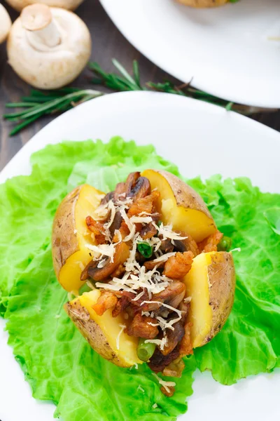 Gebakken aardappelen met spek en champignons — Stockfoto