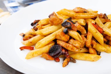 tavuklu ve sebzeli makarna