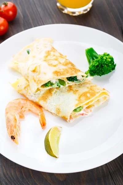 Tortilla con gambas y verduras —  Fotos de Stock