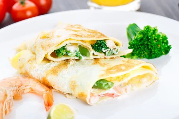 Omelett mit Garnelen und Gemüse — Stockfoto