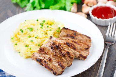 patates püresi ile ızgara kaburga