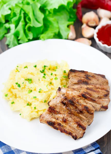 Costole alla griglia con purè di patate — Foto Stock