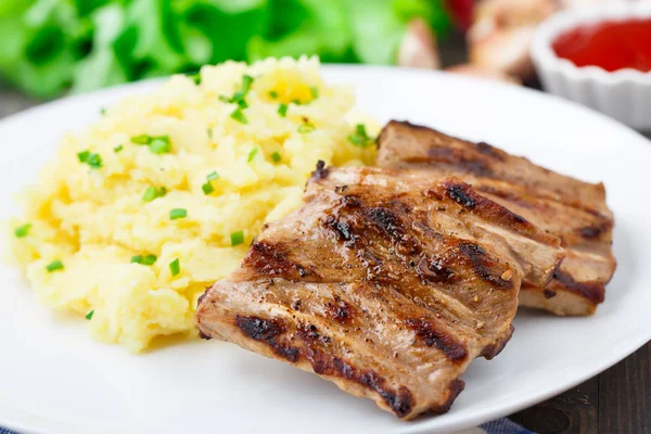 Gegrillte Rippchen mit Kartoffelpüree — Stockfoto