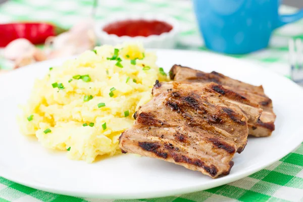 Costole alla griglia con purè di patate — Foto Stock