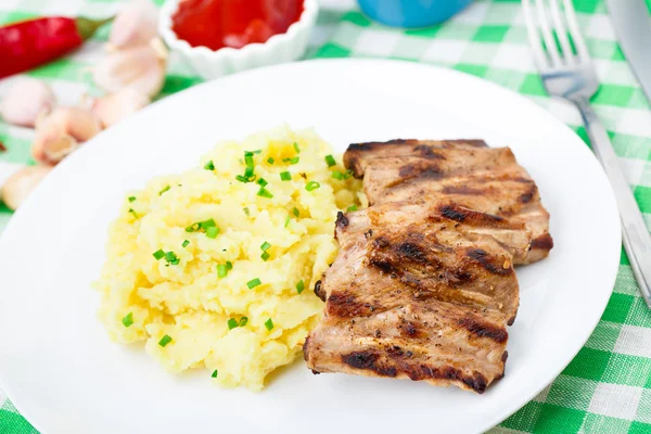 Costole alla griglia con purè di patate — Foto Stock