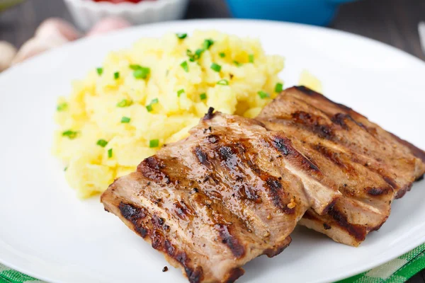 Grilled ribs with mashed potato — Stock Photo, Image