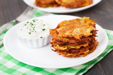 Ekşi kremalı patates gözlemesi.