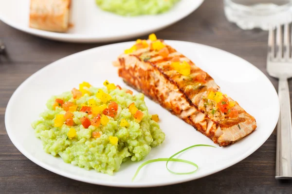 Arroz cremoso de aguacate con salmón a la parrilla — Foto de Stock