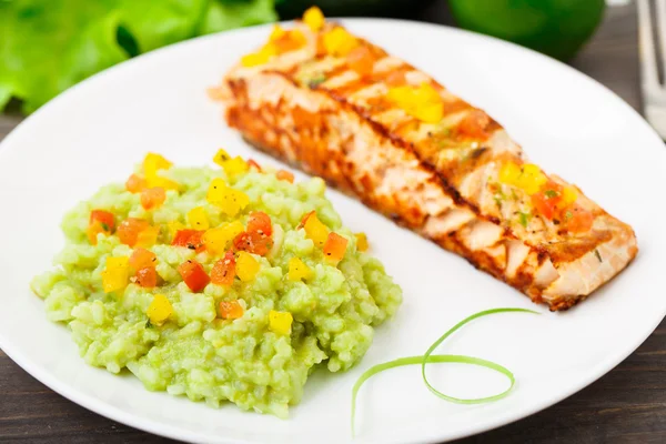 Arroz cremoso de aguacate con salmón a la parrilla — Foto de Stock