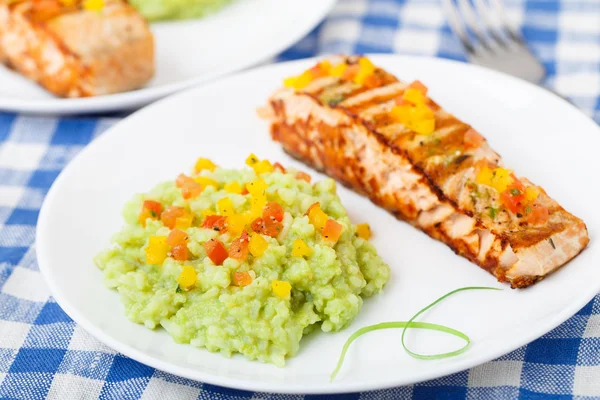 Riz à l'avocat crémeux au saumon grillé — Photo