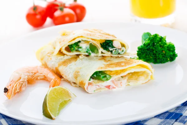 Omelette aux crevettes et légumes — Photo