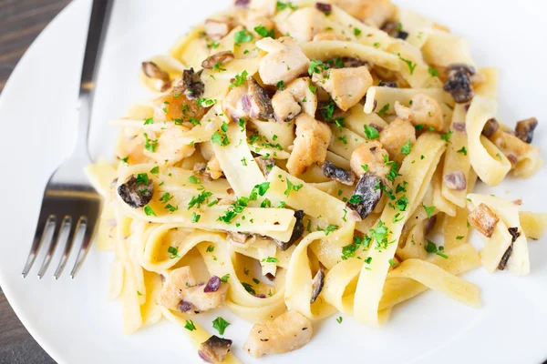 Pasta con pollo e funghi — Foto Stock