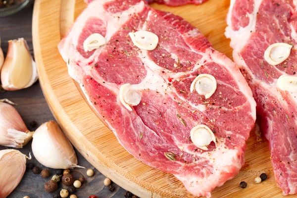 Raw steak on a cutting board. — Stock Photo, Image