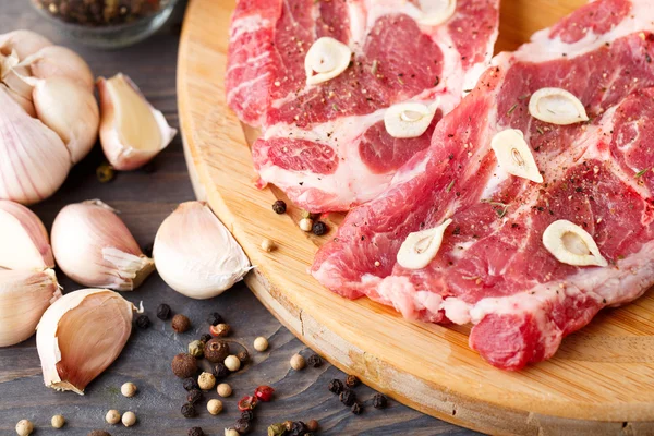 Bistecca cruda su un tagliere . — Foto Stock