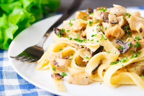 Pasta con pollo y champiñones —  Fotos de Stock