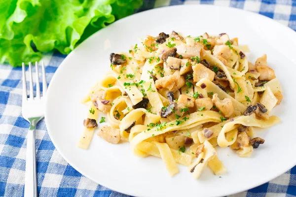 Pasta con pollo e funghi — Foto Stock