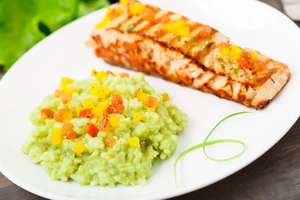 Arroz cremoso de aguacate con salmón a la parrilla — Foto de Stock