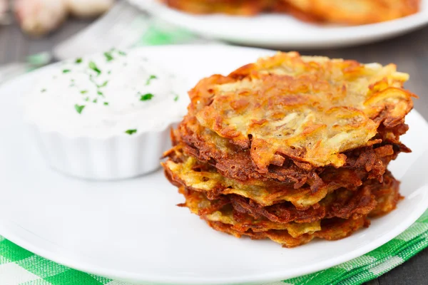 Potato pancakes with sour cream — Stock Photo, Image