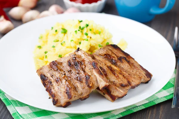 Costole alla griglia con purè di patate — Foto Stock