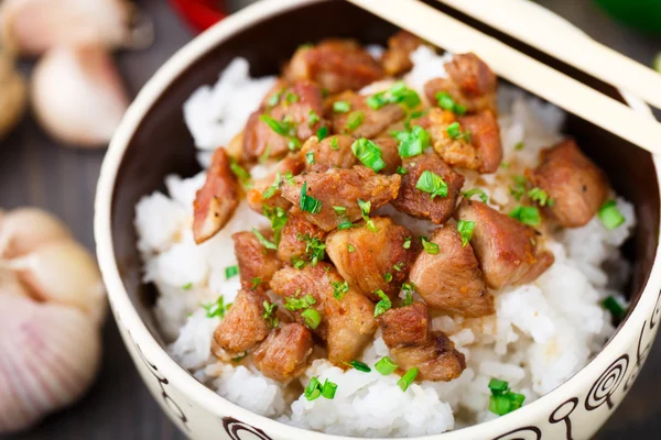 Tigela de arroz com carne — Fotografia de Stock