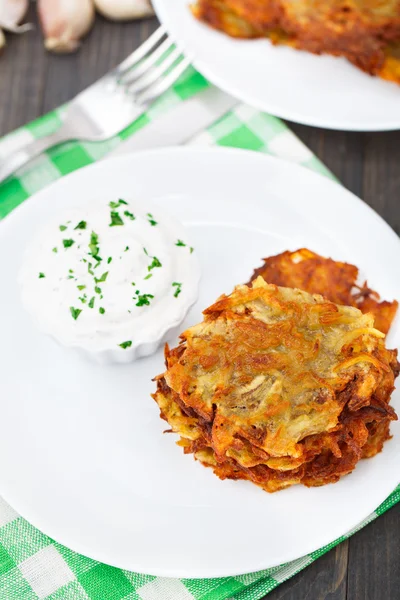 Aardappelpannenkoeken met zure room — Stockfoto