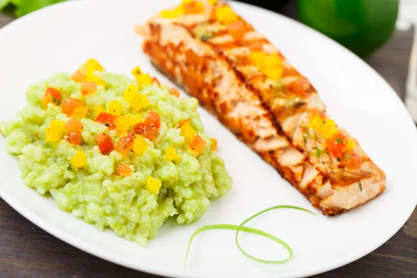 Nasi alpukat krem dengan salmon panggang — Stok Foto