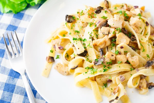 Massa com frango e cogumelo — Fotografia de Stock