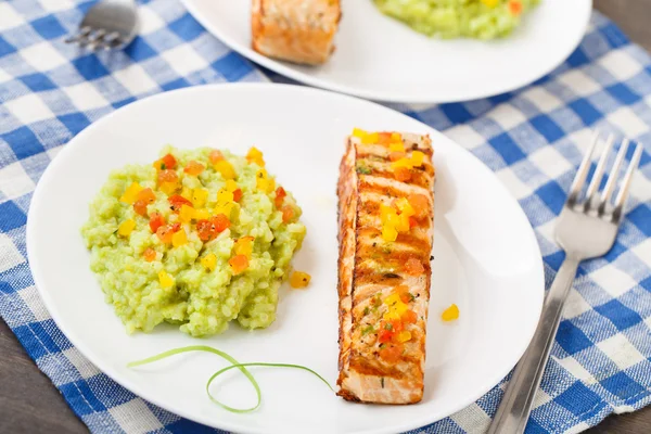 Arroz cremoso de aguacate con salmón a la parrilla —  Fotos de Stock