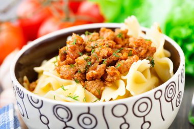 bir kasede bolognese makarna