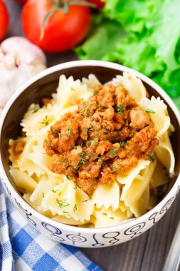bir kasede bolognese makarna