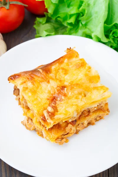 Italiensk lasagne på en tallrik — Stockfoto