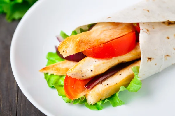 Hühnerspießchen-Wrap — Stockfoto