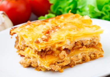 bir tabakta İtalyan lazanya